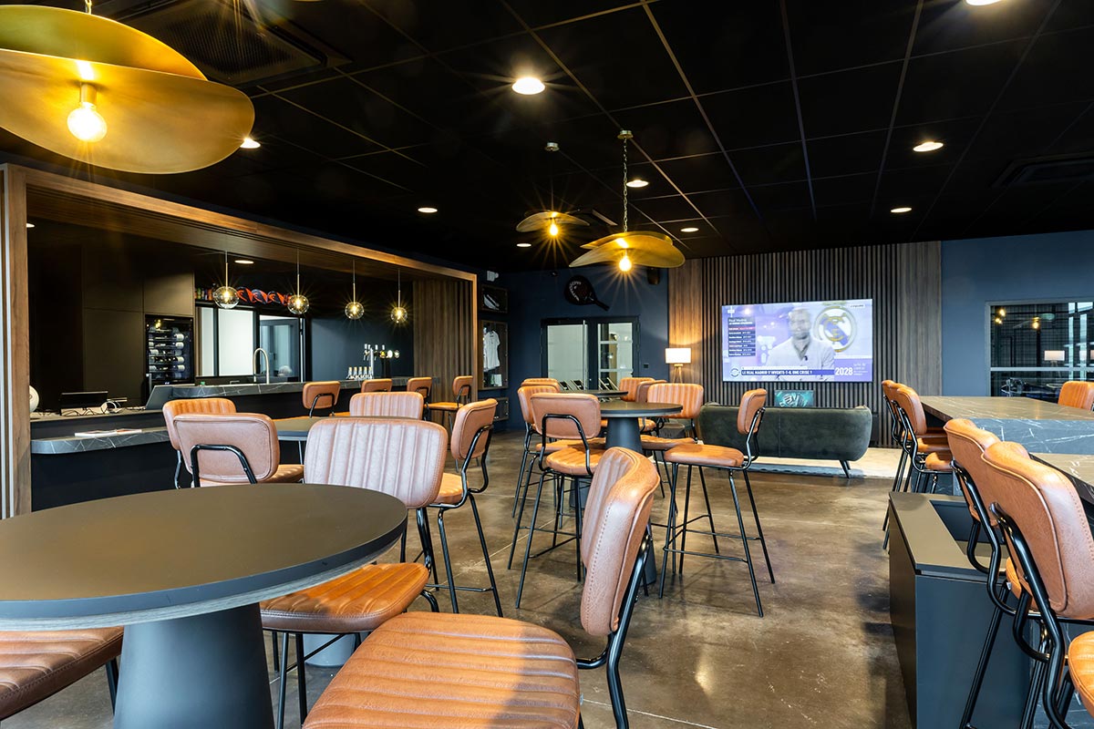 Club house premium du Beaune Padel Club avec espace lounge et restauration