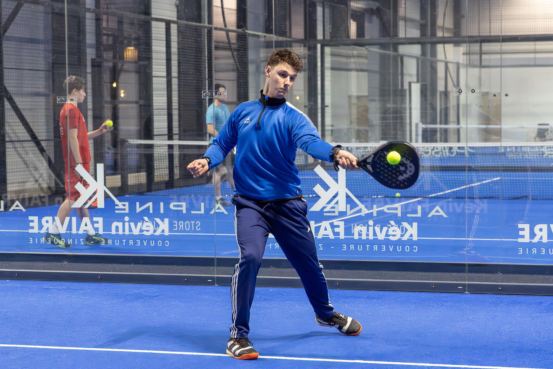 Terrain de padel indoor avec parois vitrées panoramiques au Beaune Padel Club